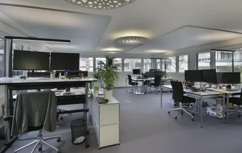 zbeleuchtung, Programmierung mit Occhio Mito Terra, Stehlampen für jeden Arbeitsplatz, grosse runde Designerlampen an der Decke