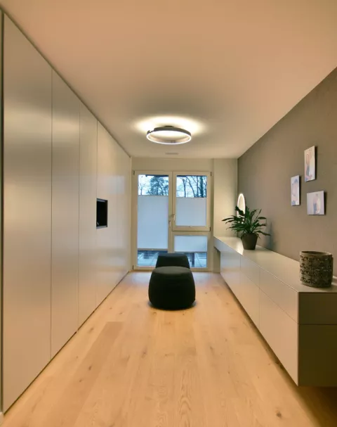 Moderne Ankleide mit Parkett und Occhio Mito Aura an Decke, Mito Sfera an der Wand